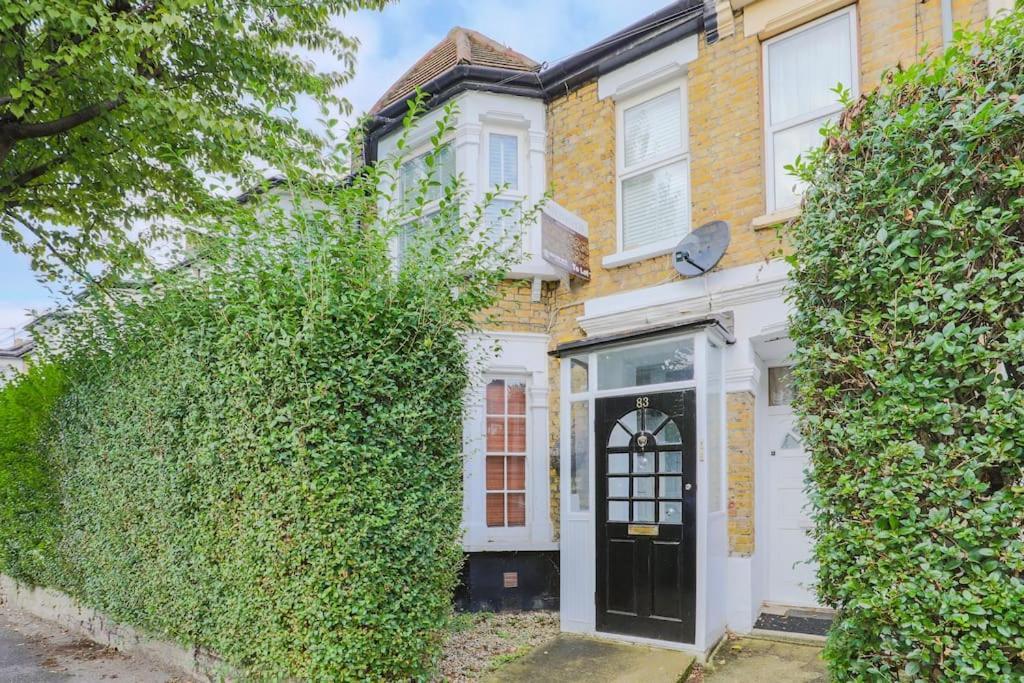 2 Bed Garden Flat Leyton Village * Londen